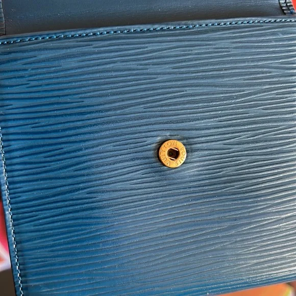 Authentic Louis Vuitton epi wallet unisex - Picture 8 of 15
